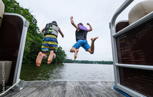 Canvastavla young men jumping into the lake