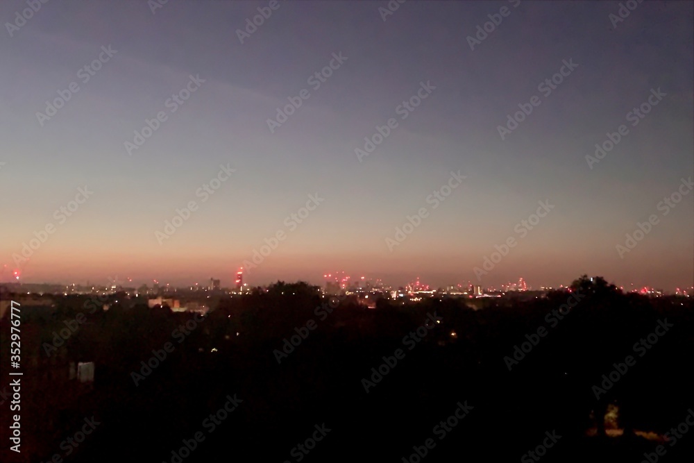 Obraz premium EARLY MORNING SUNRISE ACROSS LONDON