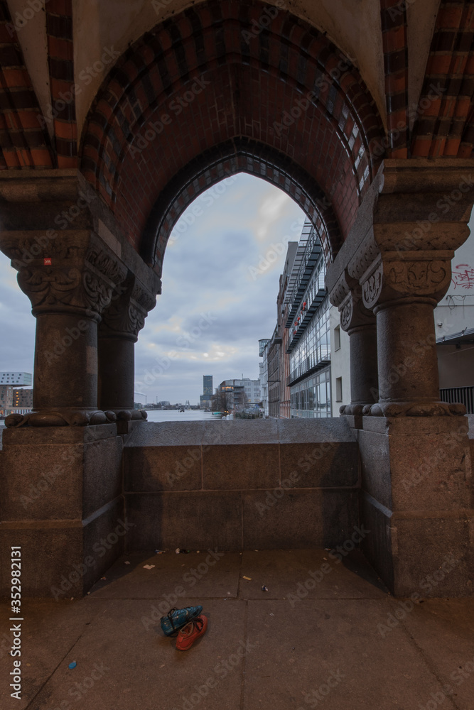 Fototapeta premium Shoes on Oberbaum Bridge