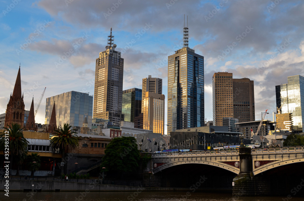 Obraz premium Nice landscape with buildings and bridge in Melbourne