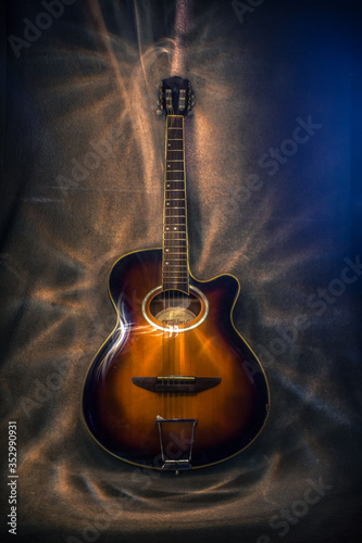 Retrato de violão feito com longa exposição. Luzes ao seu redor. 