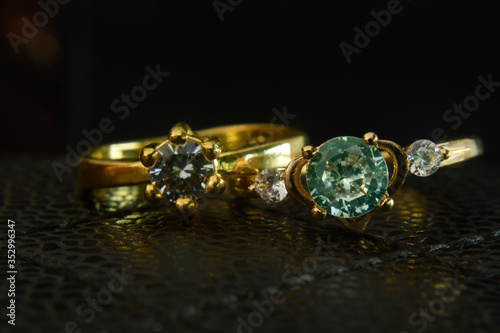 Gems and jewelry are gold rings. Set with luxurious diamonds For a wedding ring