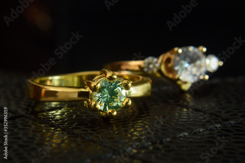 Gems and jewelry are gold rings. Set with luxurious diamonds For a wedding ring
