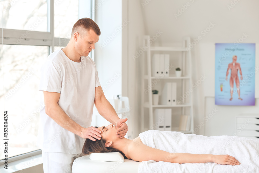 Obraz premium Massage therapist working with female patient in medical center