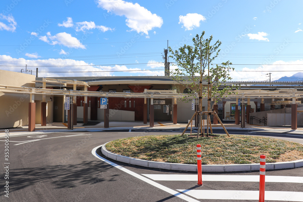 Fototapeta premium 塩崎駅前広場（山梨県甲斐市）