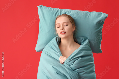 Sleepy young woman with pil...