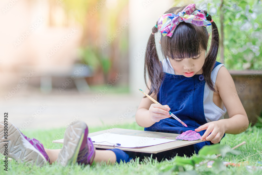 Close up background view Of cute girls drawing pictures for learning, artistic marketing concepts or studying during the semester outside the classroom Close up background view Of cute girls drawing pictures for learning, artistic marketing concepts or studying during the semester outside the classroom