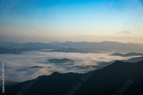 京都・大江山新緑の山影に尾根からの朝もやと雲海