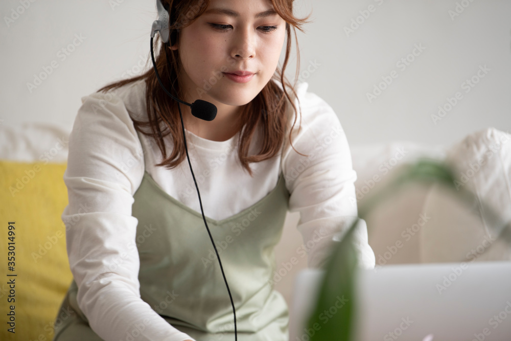 ヘッドセットマイクをつけた女性 ヘッドセットマイクをつけた女性
