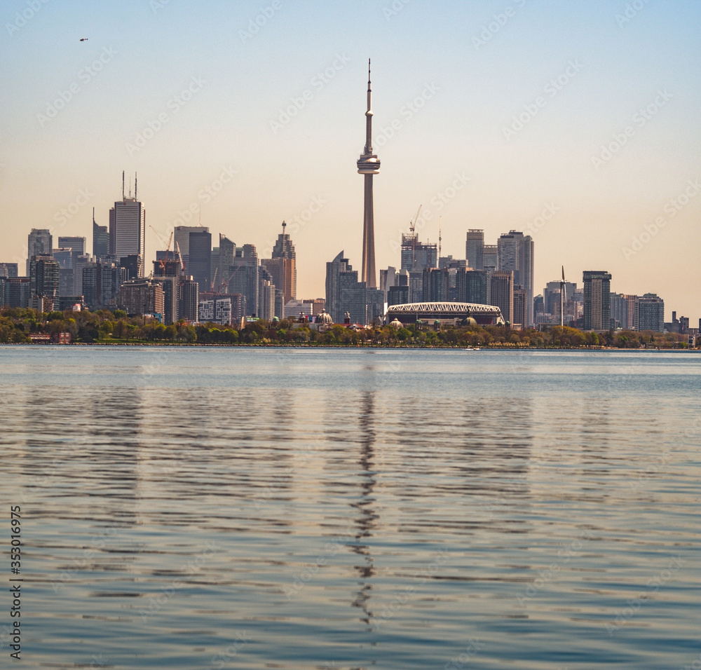 Obraz premium Panoramiczny widok na panoramę Toronto nad jeziorem Ontario podczas złotej godziny, Kanada