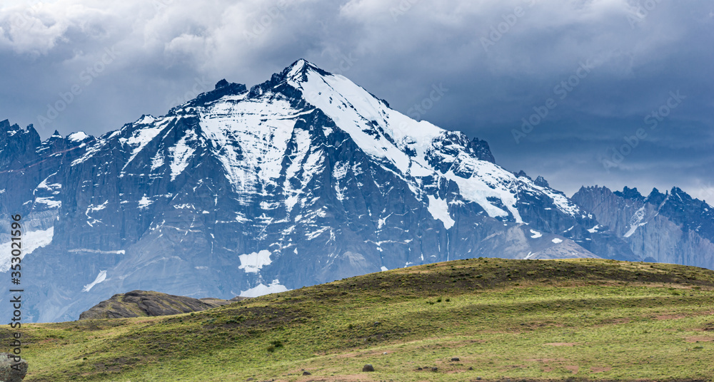 vista a las montañas en el parque Torres del Paine, Chile 2020