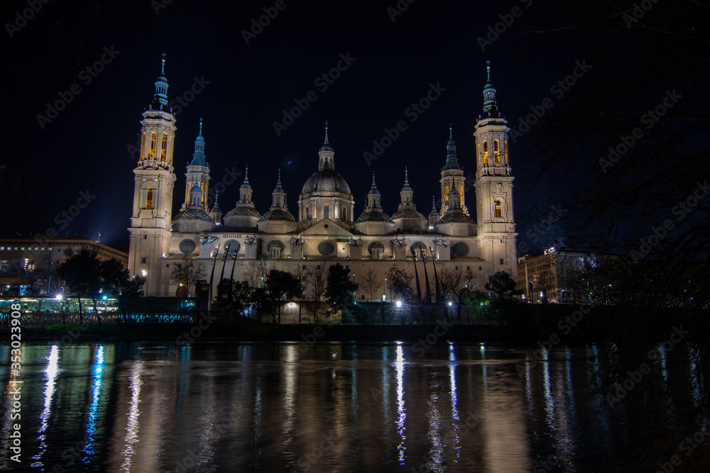 Pilar basilica in Zaragoza with the Ebro river
