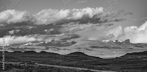 llanura rodeada de montañas, Parque Torres del Paine. fotografía en blanco y negro 