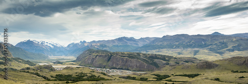 vista elevada de una zona montañosa en donde se encuentra el pueblo El Chalten, Argentina 