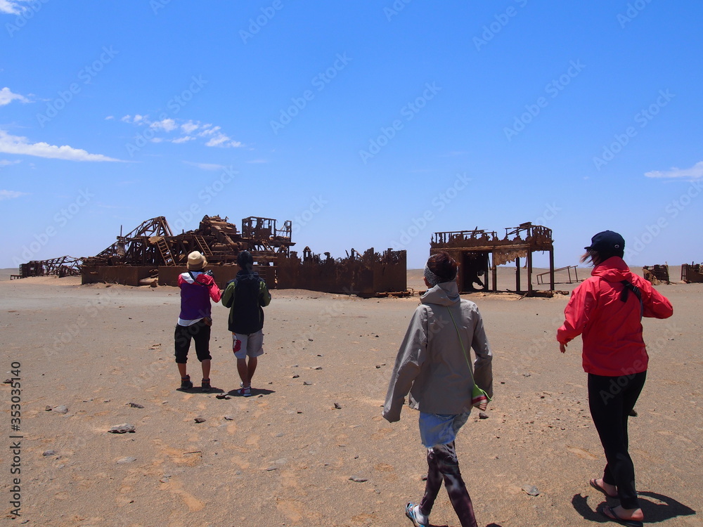 Φωτογραφία Derelict building and people in the desert, Skeleton Coast, Swakopmund, Namibia