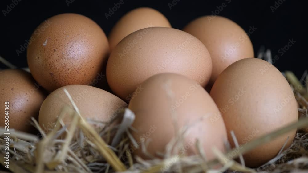 Rotation of the egg in the egg tray Can be used to compose various media such as cooking videos, presentations online, social media, live media, and TV. Rotation of the egg in the egg tray Can be used to compose various media such as cooking videos, presentations online, social media, live media, and TV.