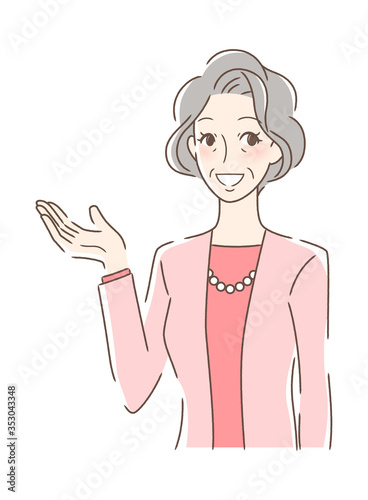 笑顔で手のひらを差し出す女性