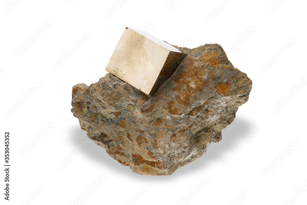Pirita mineral aislado sobre fondo blanco Pirita mineral aislado sobre fondo blanco