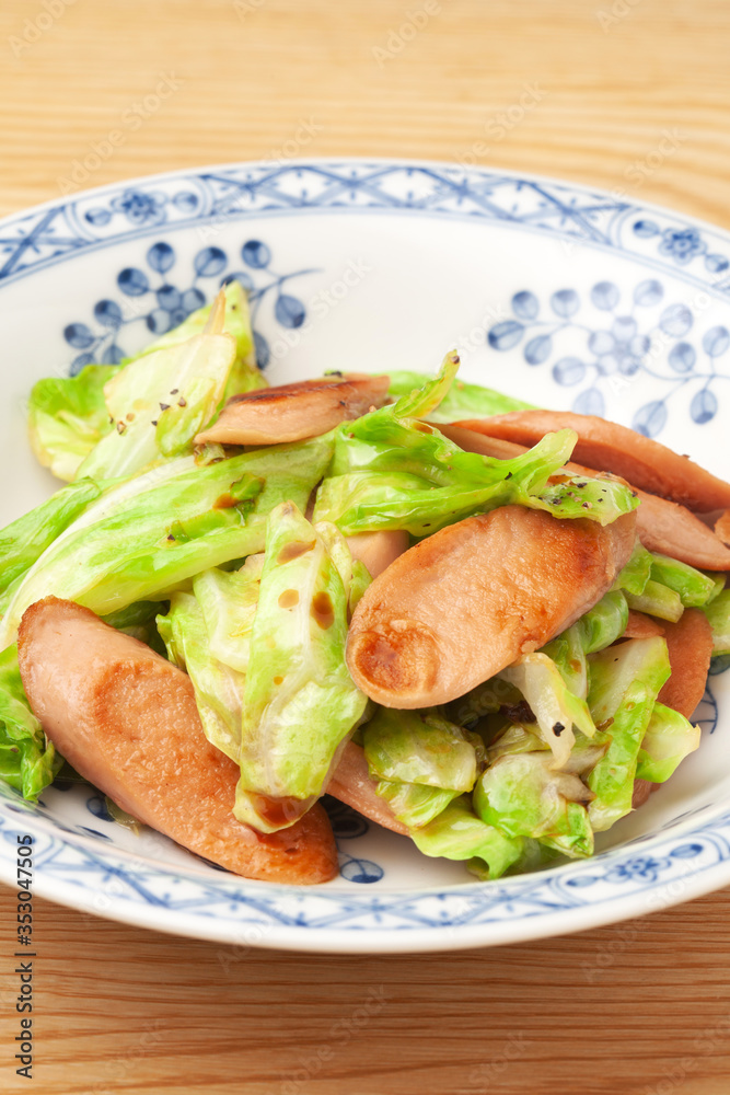 魚肉ソーセージとキャベツの炒め物