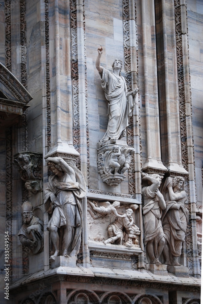 Viele Relieffiguren zieren das Hauptportal des Mailänder Domes.