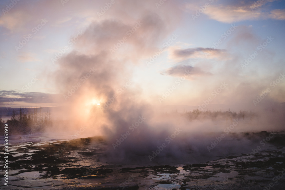 Fototapeta premium Geysir Strokkur in Island beim Ausbruch bei Sonnenaufgang
