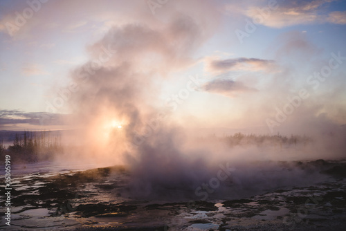 Geysir Strokkur in Island beim Ausbruch bei Sonnenaufgang