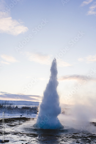 Geysir Strokkur in Island beim Ausbruch bei Sonnenaufgang