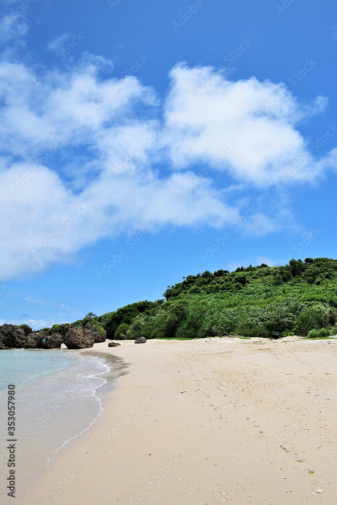 白い砂浜のビーチと青空／沖縄県