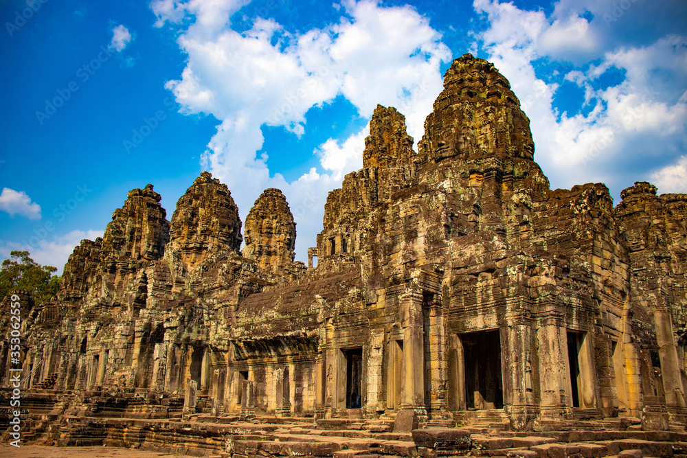 Obraz premium A beautiful view of Angkor Wat temple and nature at Siem Reap, Cambodia.