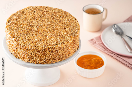 Cake with sesame seeds and apricot jam.