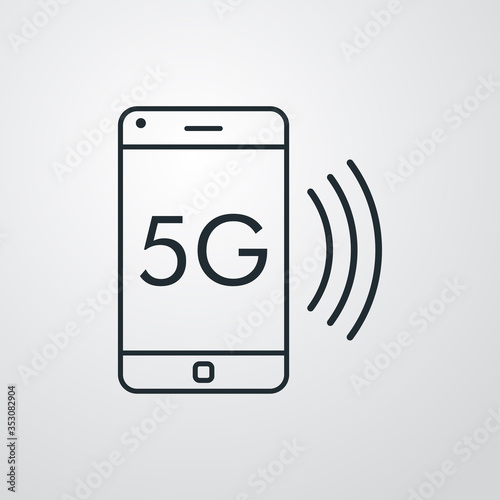 Símbolo conexión inalámbrica. Icono plano lineal con texto 5G en teléfono inteligente en fondo gris