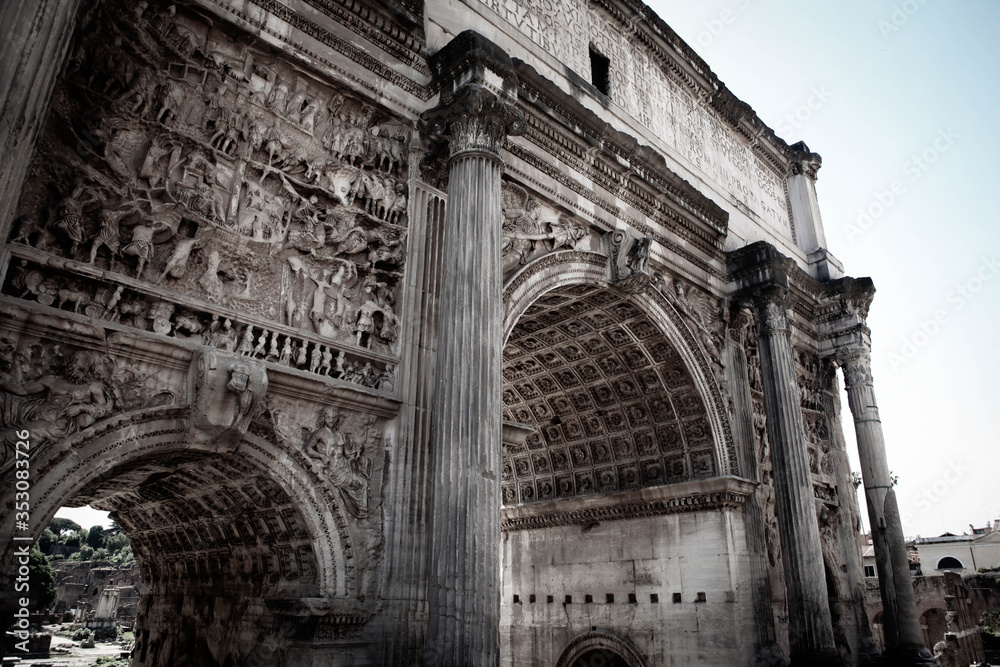 Arco di Settimio Severo con cielo bianco - Roma
