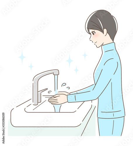 水道水で手を洗う女性