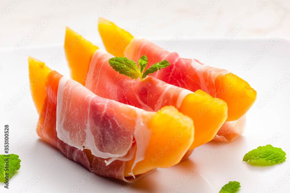 melon cantaloupe with smoked ham and mint