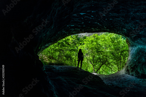 Silhouette einer Frau in einer Höhle photo