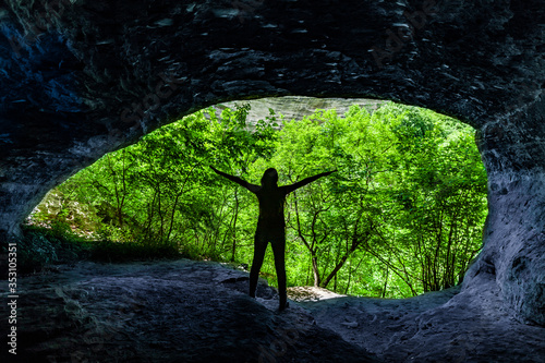 Silhouette einer Frau in einer Höhle photo