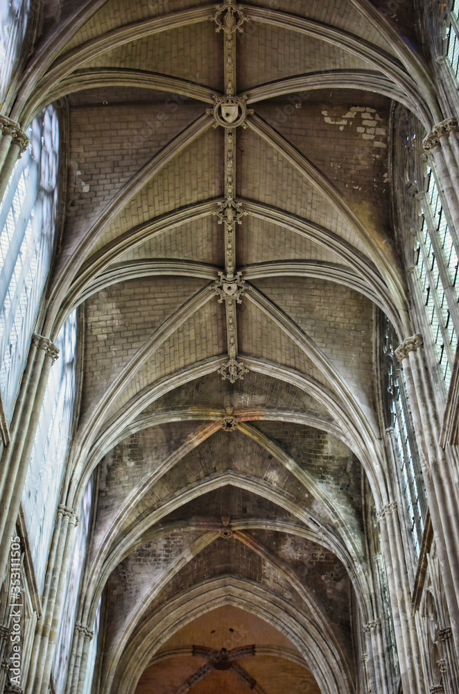 Boveda y arcos en la catedral de Tours