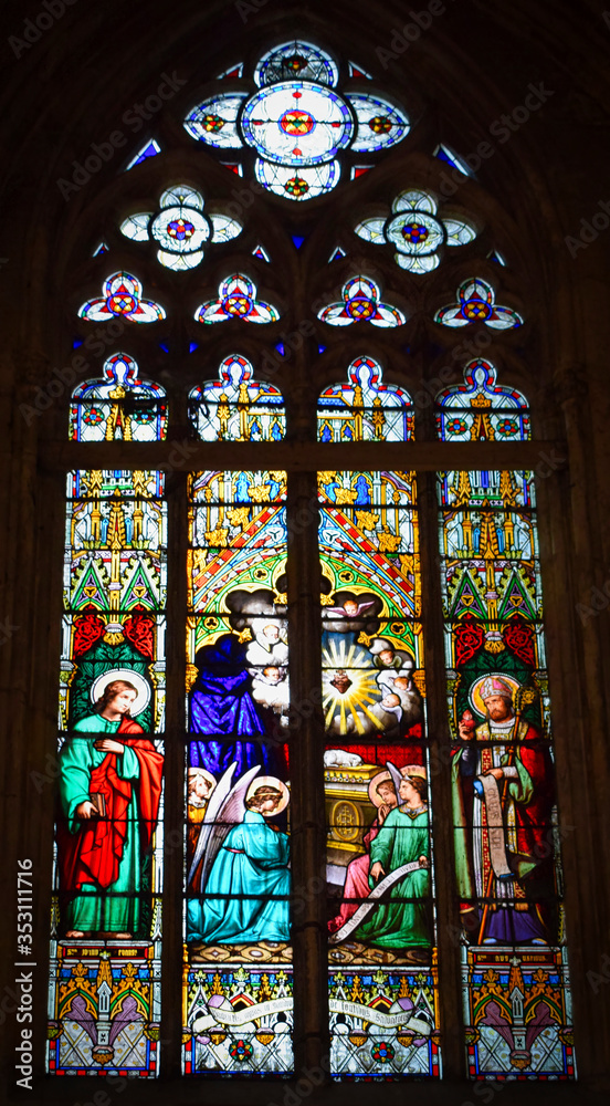 Vidriera en el interior de la catedral de Tours