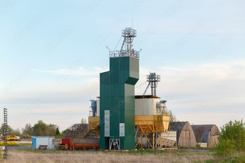 Stationary continuous flow grain dryer