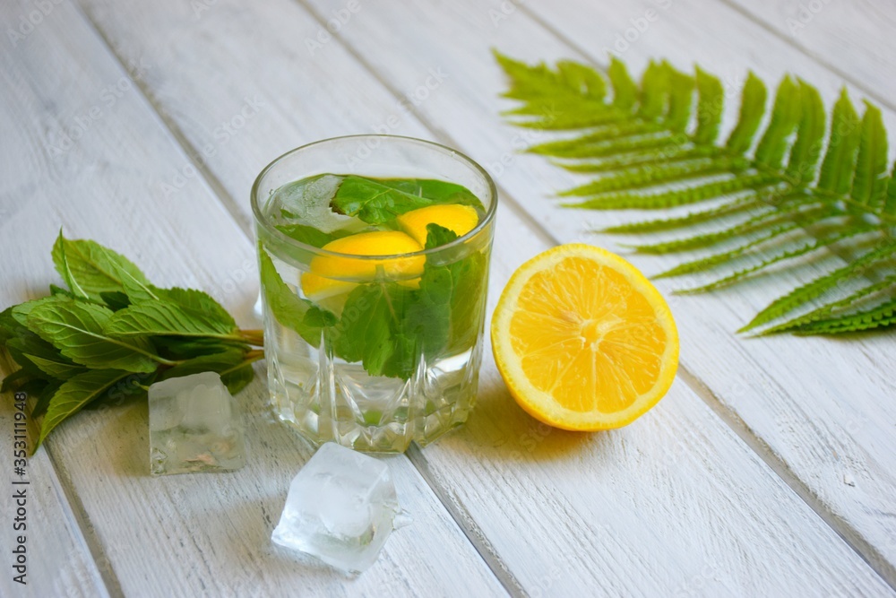 Fototapeta premium Summer refreshing lemon drink with peppermint