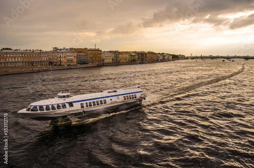 Wallpaper Mural river Torontodigital.ca