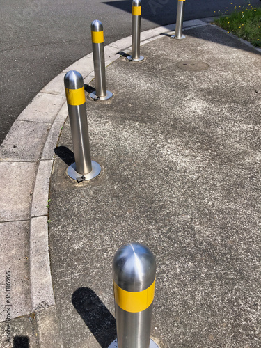 Social distance. Easy-to-understand image.