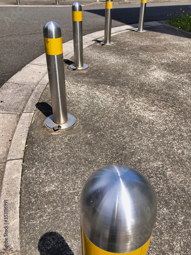 Social distance. Easy-to-understand image.