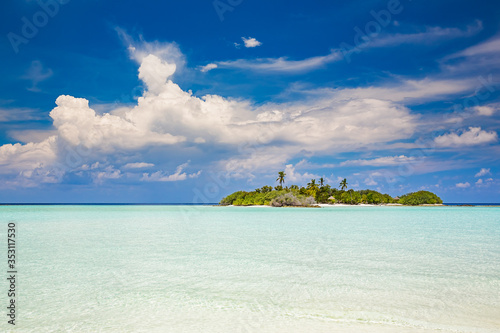 Fototapeta Naklejka Na Ścianę i Meble -  Beautiful sunny ocean beach on Maldives