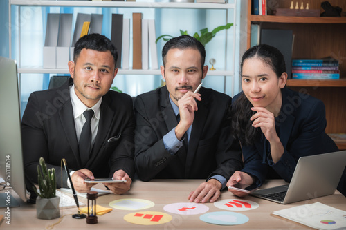 Group of Business People Di...