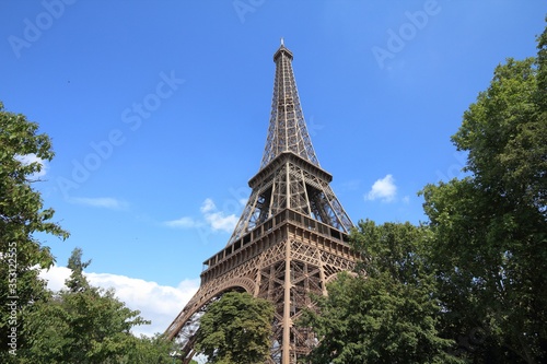 Eiffel Tower, Paris © Tupungato