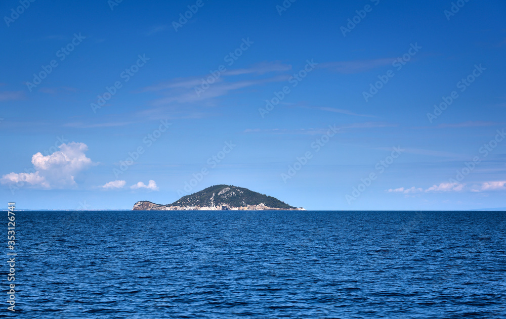 This is an uninhabited island of Kelifos in the Toroneos Gulf of the Aegean Sea, Halkidiki, Greece