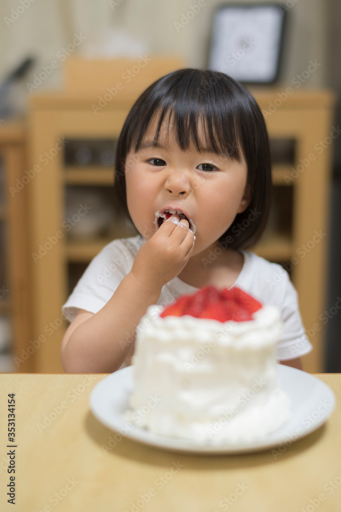 ケーキを食べる女の子