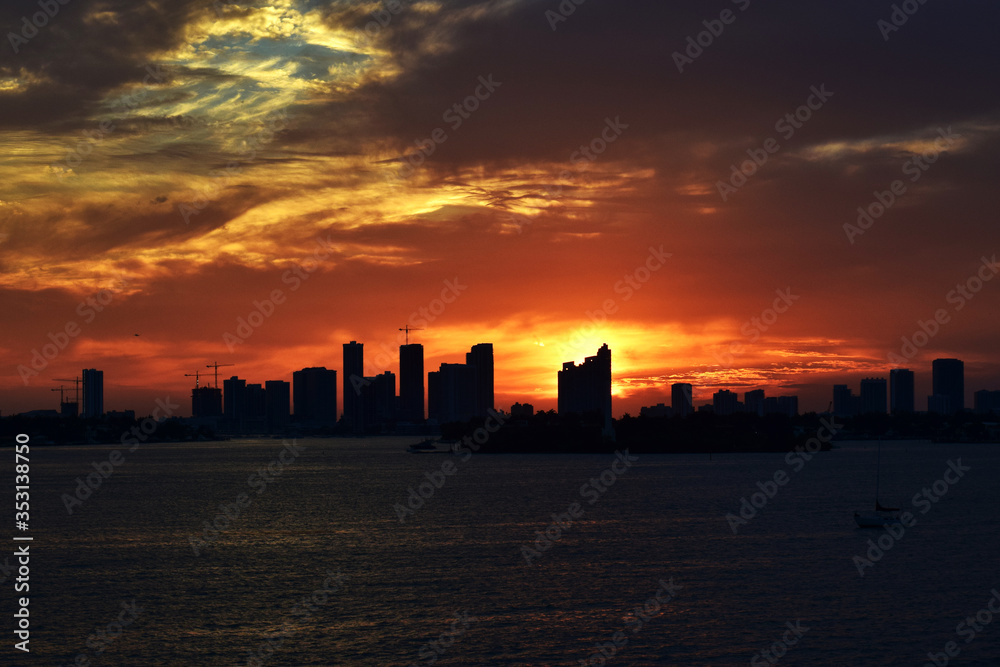 Downtown Skyline Miami Beach Florida USA , rot orange Sonnenuntergang .