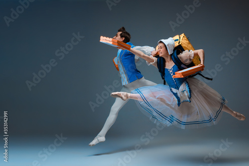 Φωτογραφία Modern Cinderella and prince hurrying up, deliverying pizza